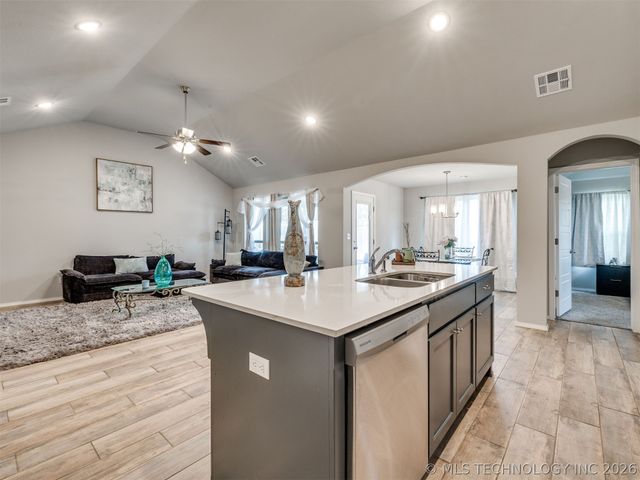 1825 E Winston Street, Broken Arrow, OK 74011