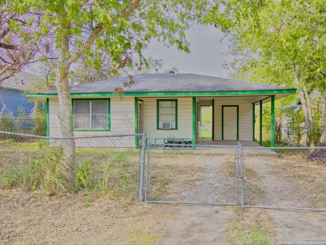 1009 N Esplanade St, Karnes City, TX 78118