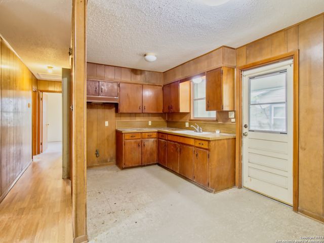 1009 N Esplanade St, Karnes City, TX 78118