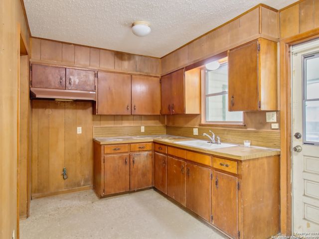 1009 N Esplanade St, Karnes City, TX 78118