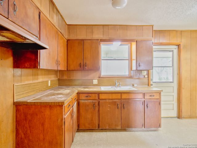 1009 N Esplanade St, Karnes City, TX 78118