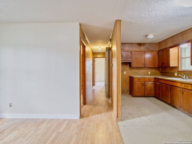 1009 N Esplanade St, Karnes City, TX 78118