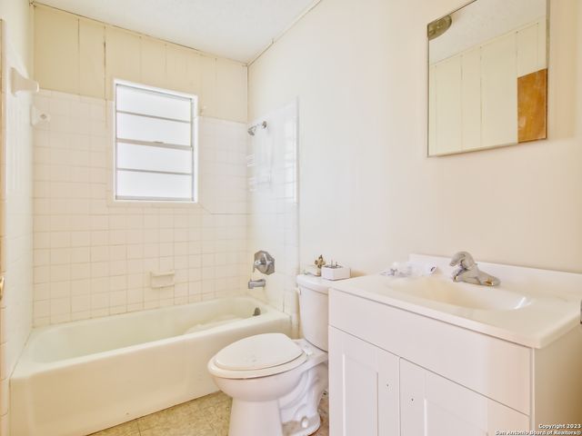 1009 N Esplanade St, Karnes City, TX 78118