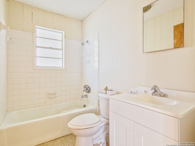 1009 N Esplanade St, Karnes City, TX 78118