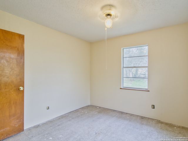 1009 N Esplanade St, Karnes City, TX 78118