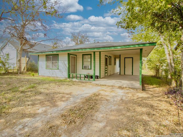 1009 N Esplanade St, Karnes City, TX 78118