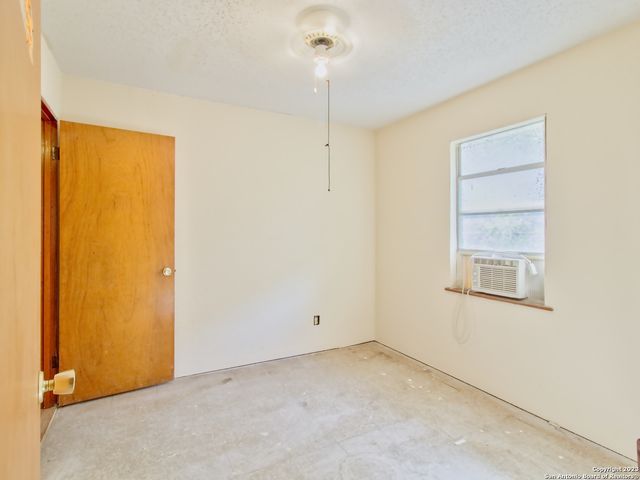 1009 N Esplanade St, Karnes City, TX 78118