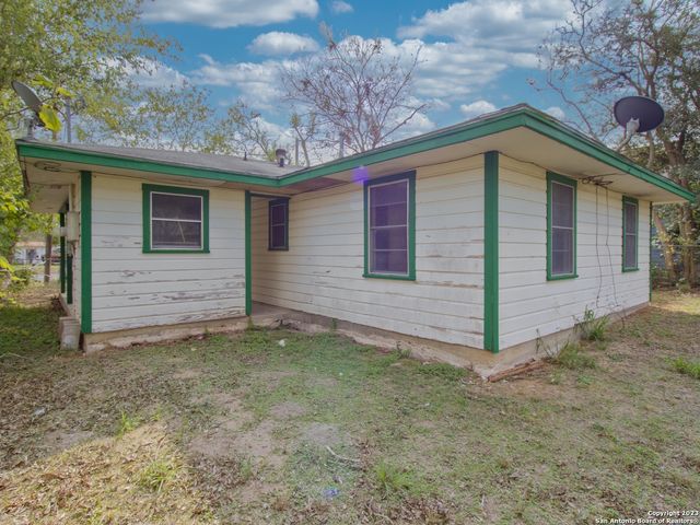 1009 N Esplanade St, Karnes City, TX 78118