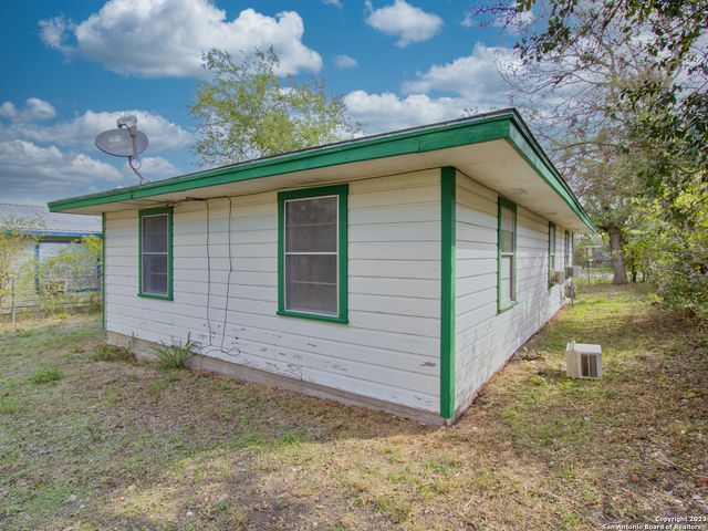 1009 N Esplanade St, Karnes City, TX 78118