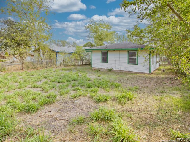 1009 N Esplanade St, Karnes City, TX 78118