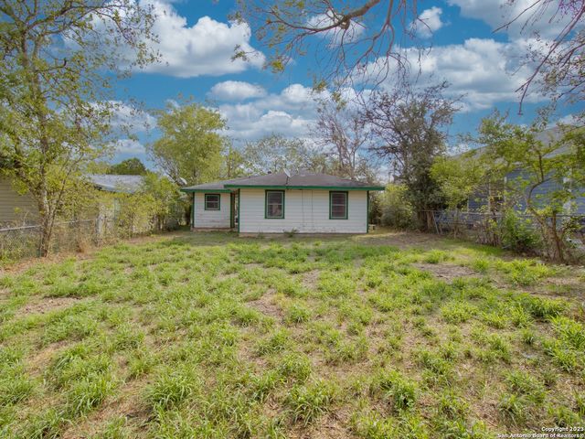 1009 N Esplanade St, Karnes City, TX 78118