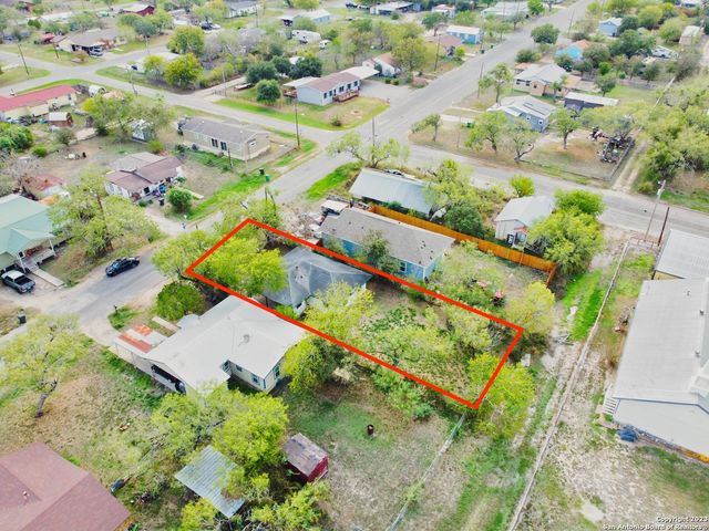 1009 N Esplanade St, Karnes City, TX 78118