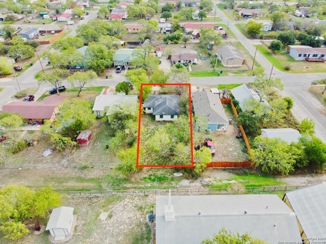 1009 N Esplanade St, Karnes City, TX 78118