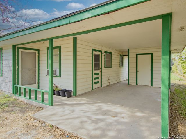 1009 N Esplanade St, Karnes City, TX 78118