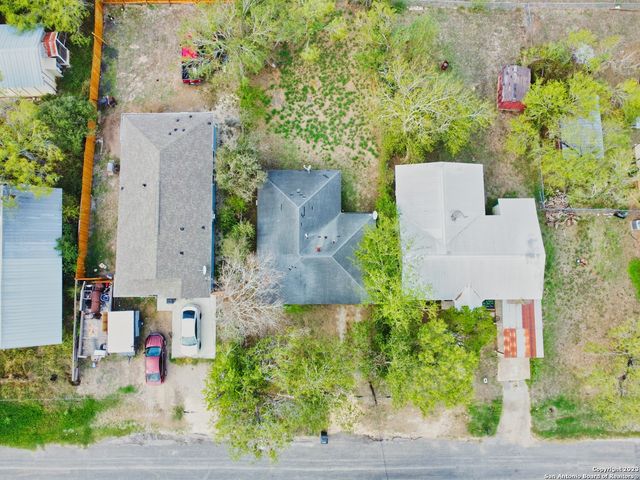 1009 N Esplanade St, Karnes City, TX 78118