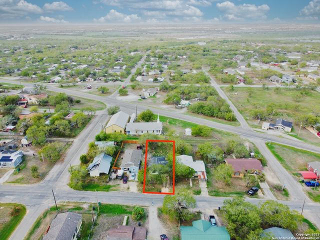 1009 N Esplanade St, Karnes City, TX 78118