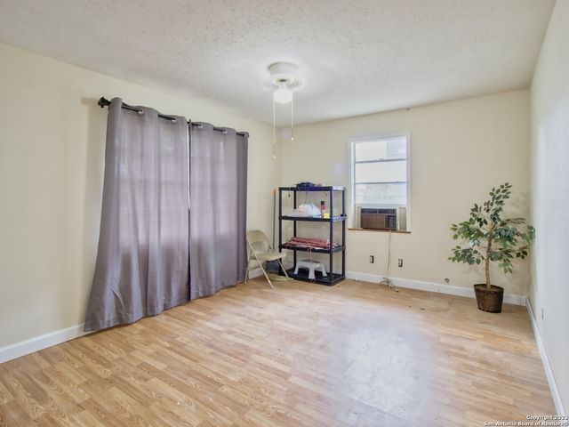 1009 N Esplanade St, Karnes City, TX 78118