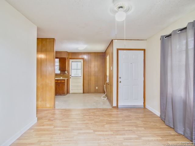 1009 N Esplanade St, Karnes City, TX 78118