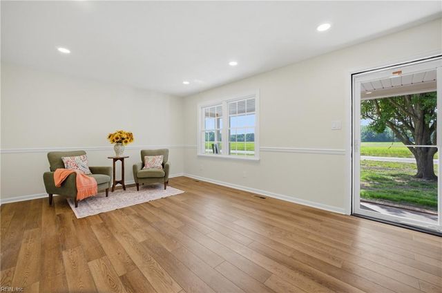 8157 Glass RD, Hayes, VA 23072
