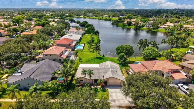 15600 Huntridge Rd, Davie, FL 33331