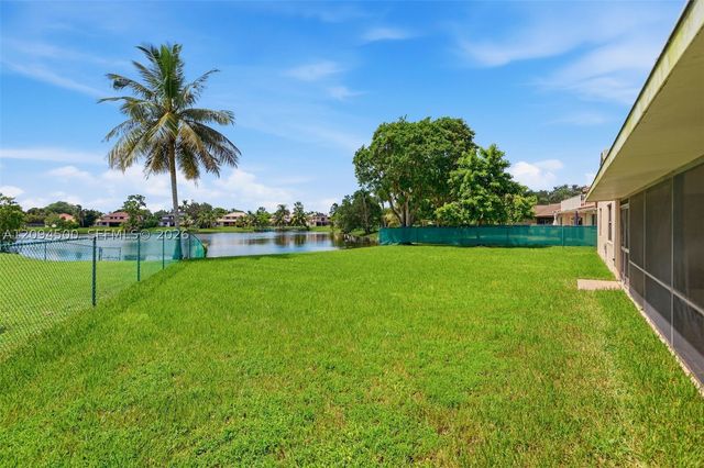 15600 Huntridge Rd, Davie, FL 33331
