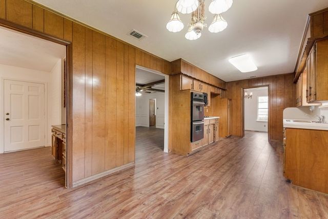 135 S Capri Drive, Duncanville, TX 75116