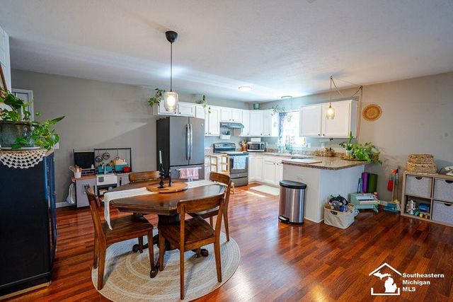 1068 Summer Grove Lane, Monroe, MI 48162