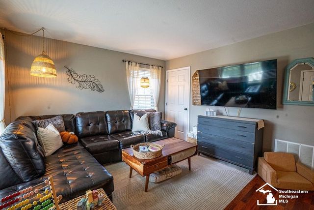 1068 Summer Grove Lane, Monroe, MI 48162