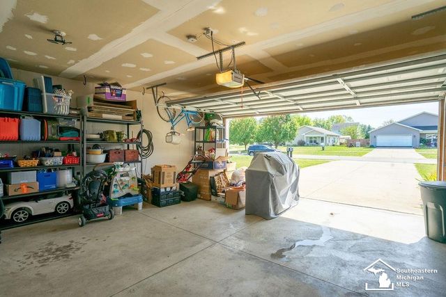 1068 Summer Grove Lane, Monroe, MI 48162