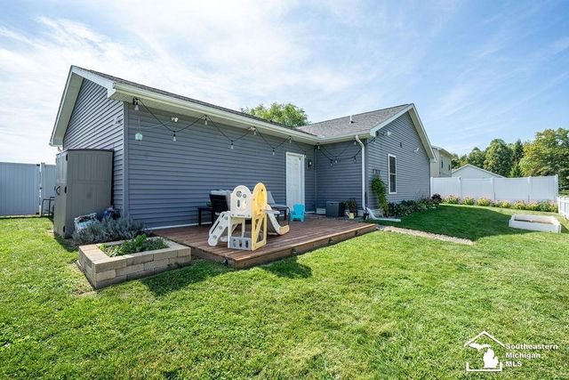 1068 Summer Grove Lane, Monroe, MI 48162