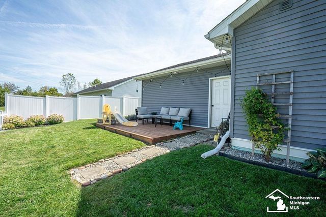 1068 Summer Grove Lane, Monroe, MI 48162