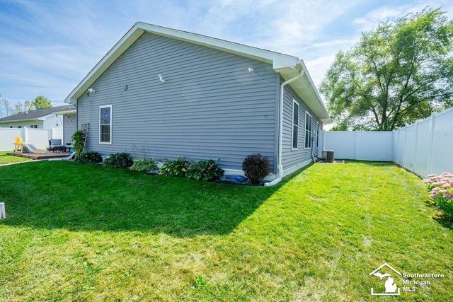 1068 Summer Grove Lane, Monroe, MI 48162