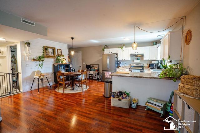 1068 Summer Grove Lane, Monroe, MI 48162