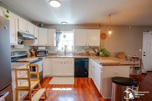 1068 Summer Grove Lane, Monroe, MI 48162