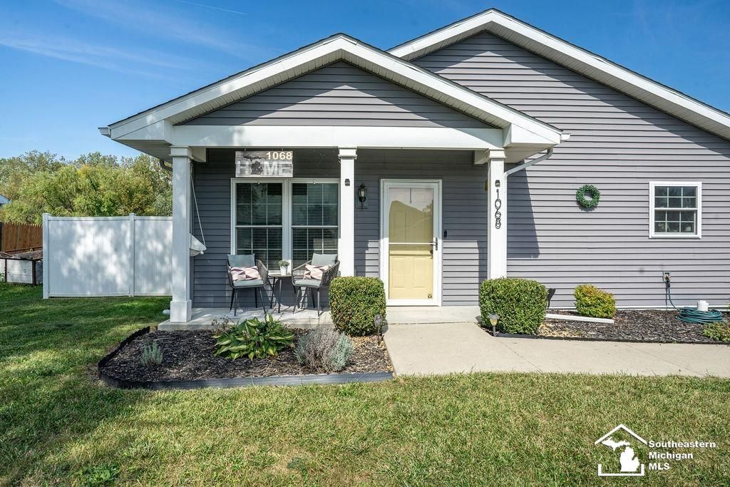 1068 Summer Grove Lane, Monroe, MI 48162