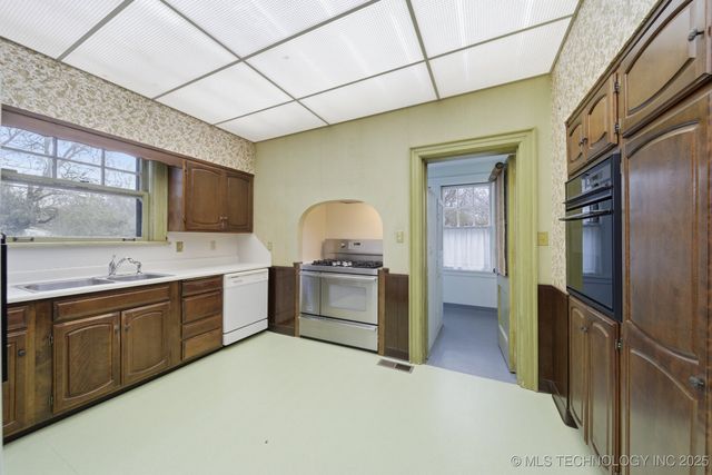 1724 E 8th Street, Okmulgee, OK 74447