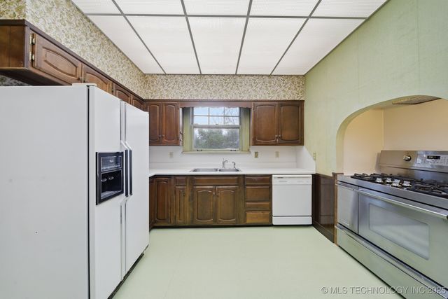 1724 E 8th Street, Okmulgee, OK 74447