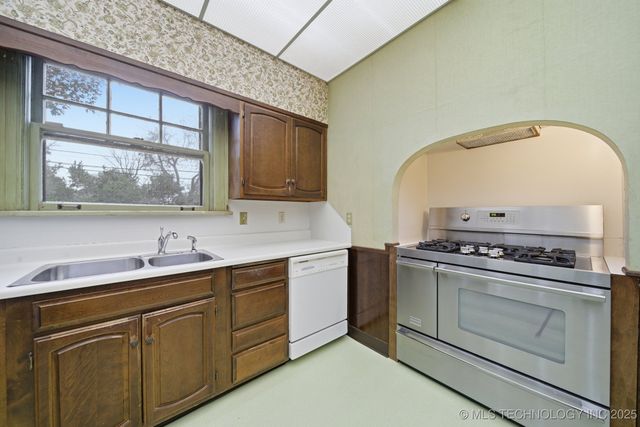 1724 E 8th Street, Okmulgee, OK 74447