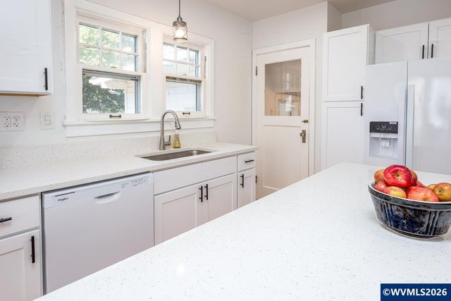 399 24th St NE, Salem, OR 97301