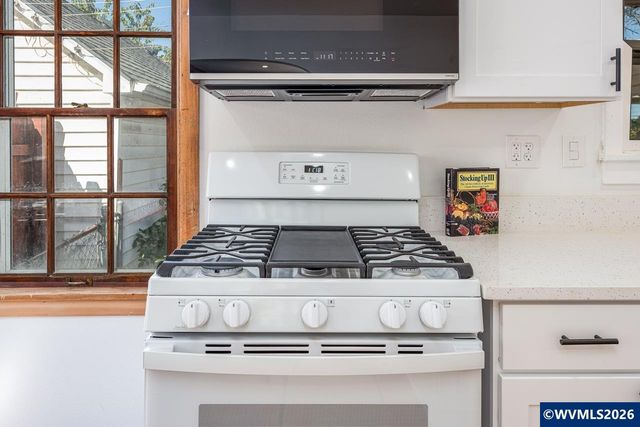 399 24th St NE, Salem, OR 97301