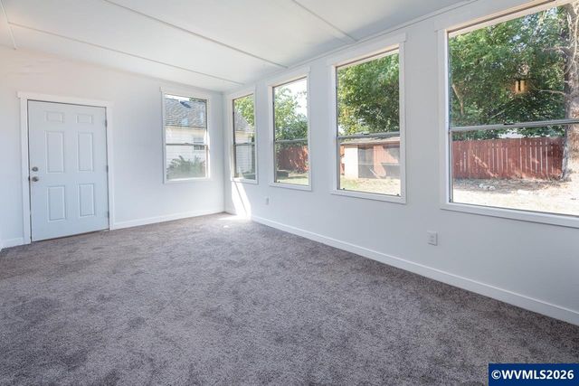 399 24th St NE, Salem, OR 97301