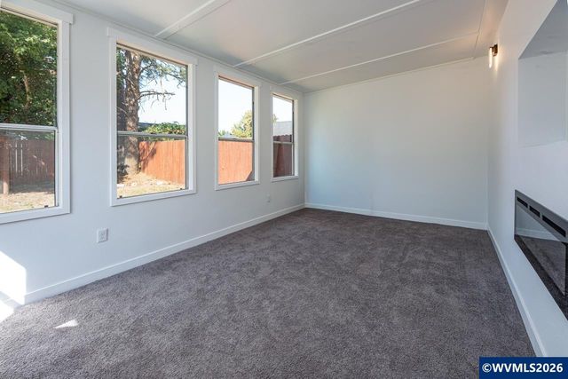 399 24th St NE, Salem, OR 97301
