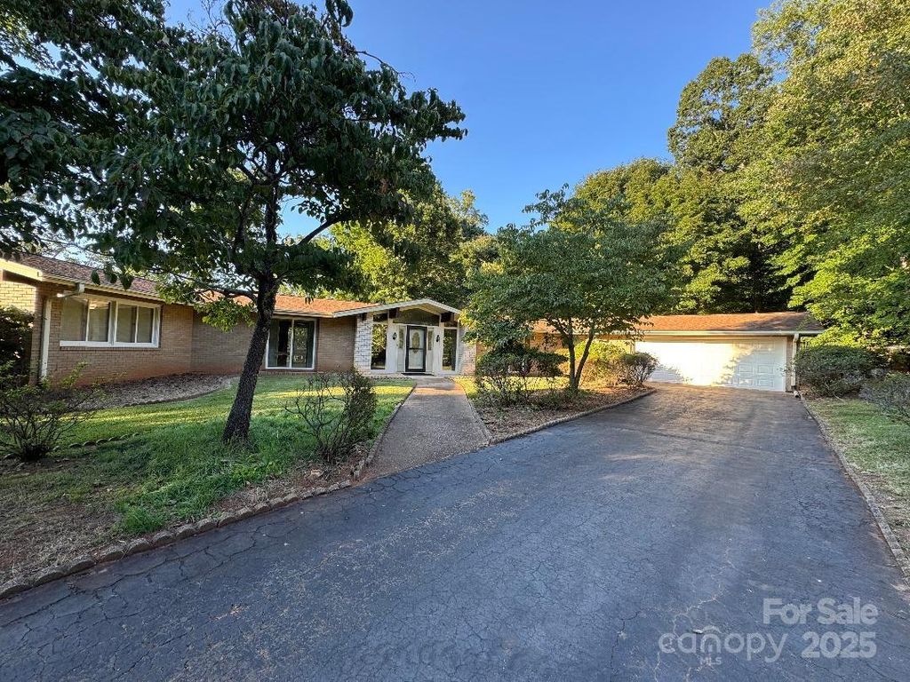 52 Lake Street, Badin, NC 28009