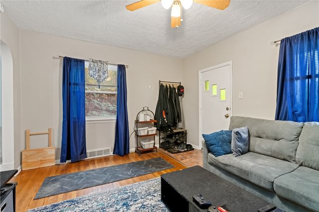 821 George St, Coraopolis, PA 15108