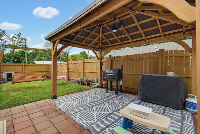 109 SW 3rd Avenue, Gravette, AR 72736