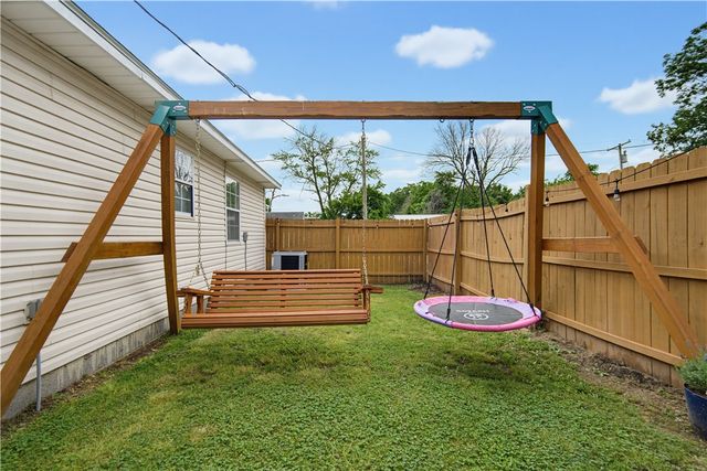 109 SW 3rd Avenue, Gravette, AR 72736