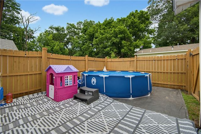 109 SW 3rd Avenue, Gravette, AR 72736