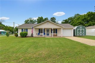 109 SW 3rd Avenue, Gravette, AR 72736
