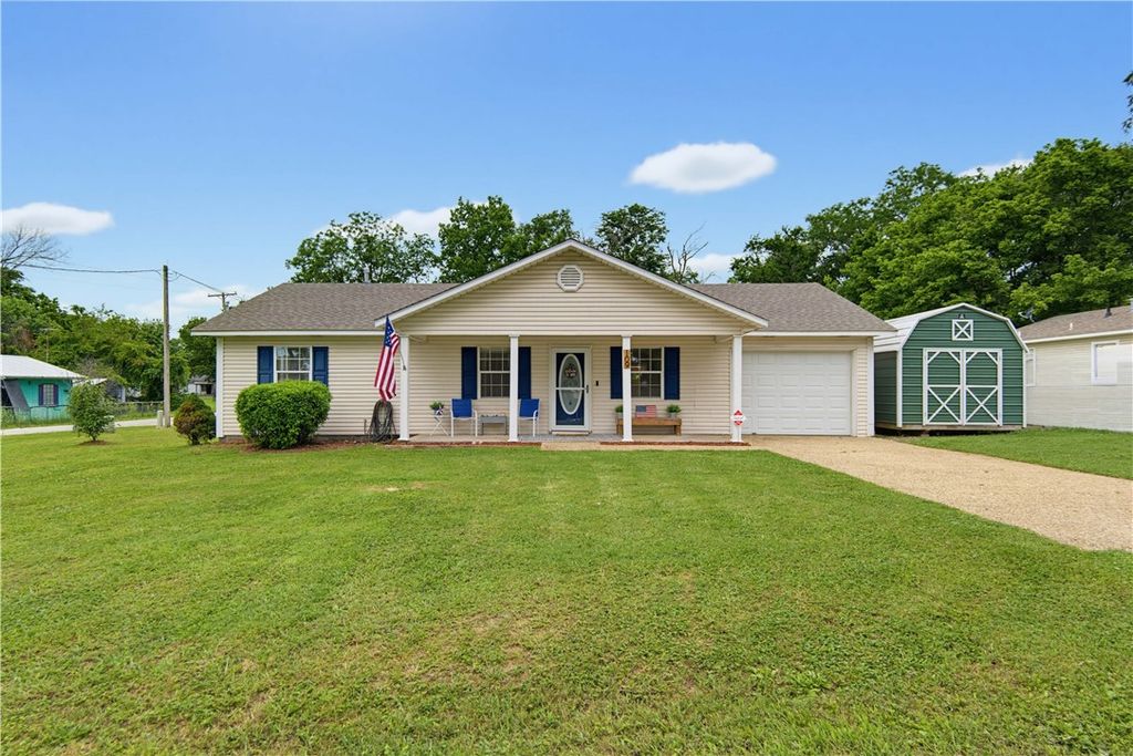109 SW 3rd Avenue, Gravette, AR 72736