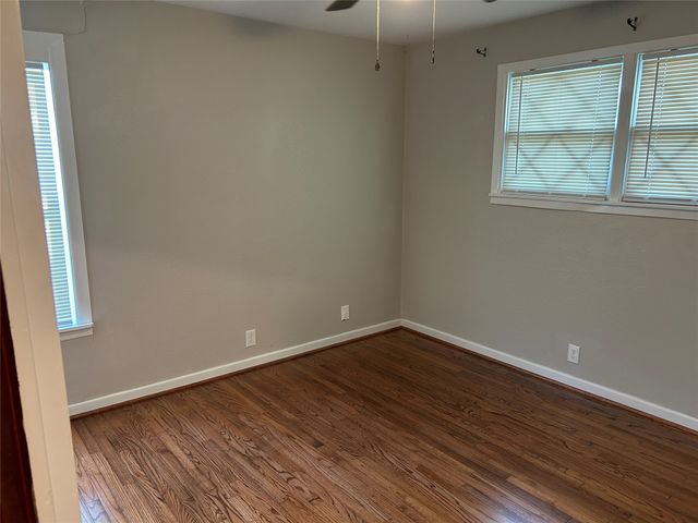 1105 S 1st Avenue, Grandview, TX 76050